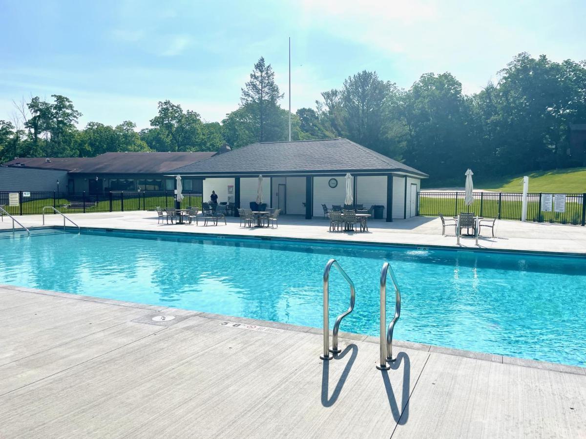 Newly Remodeled Mid-Century Modern Lake Condo بحيرة جنيف المظهر الخارجي الصورة